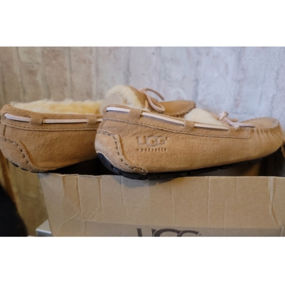 Ugg Dakota Moccasins - Picture 9 of 16